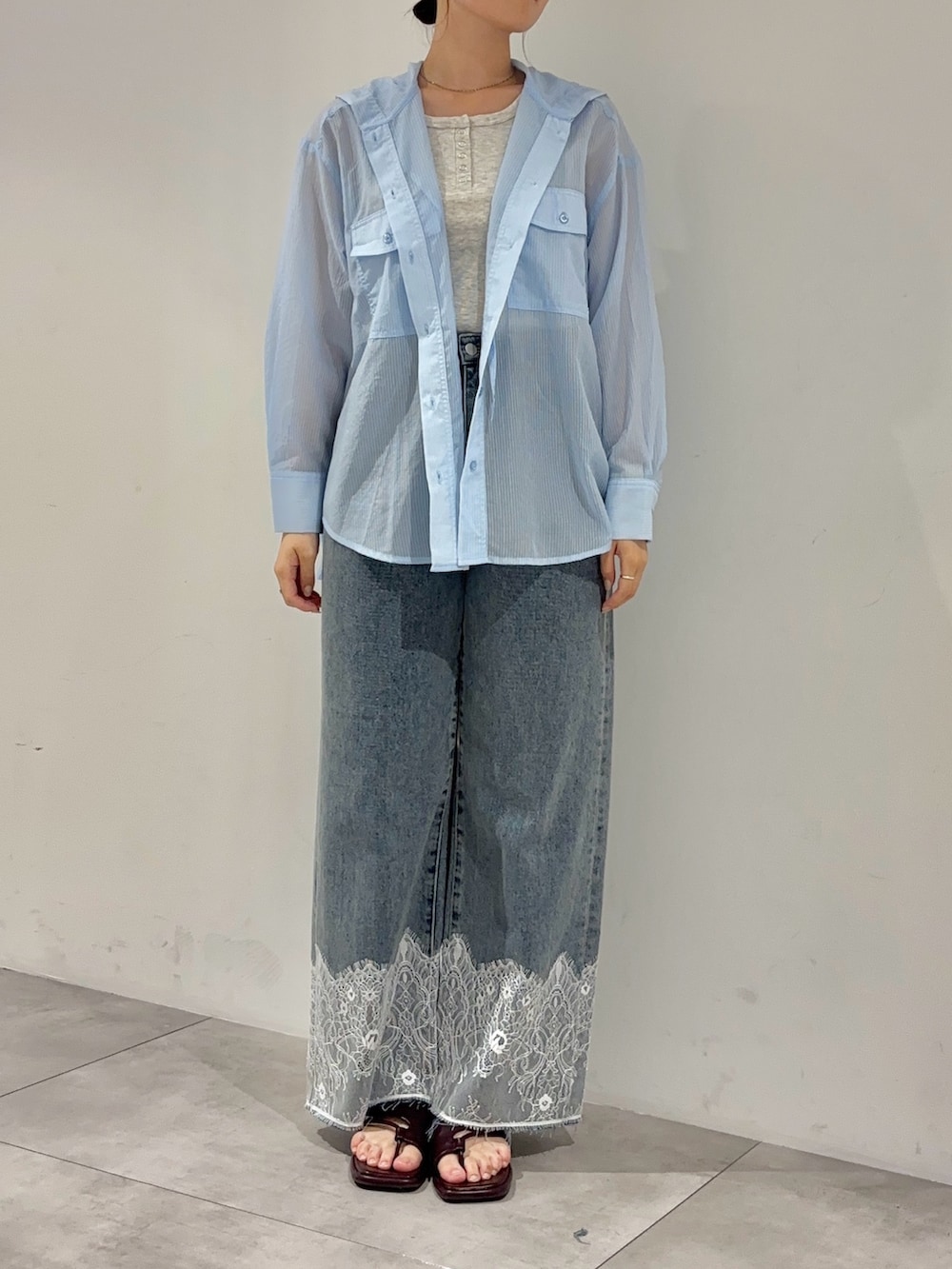 ブルー系のデニムパンツ、ブルー系のシャツ/ブラウス、グレー系のタンクトップを着用したレディースの夏コーディネートの3枚目の写真