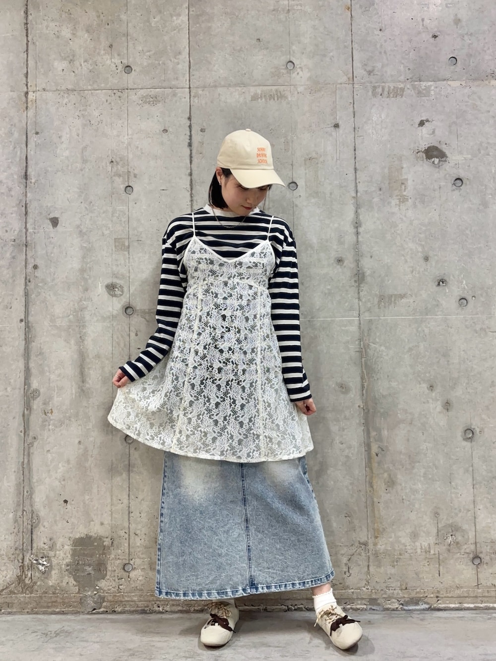 ブルー系のTシャツ/カットソー、ホワイト系のキャミソール、ブルー系のスカートを着用したレディースの冬コーディネートの2枚目の写真