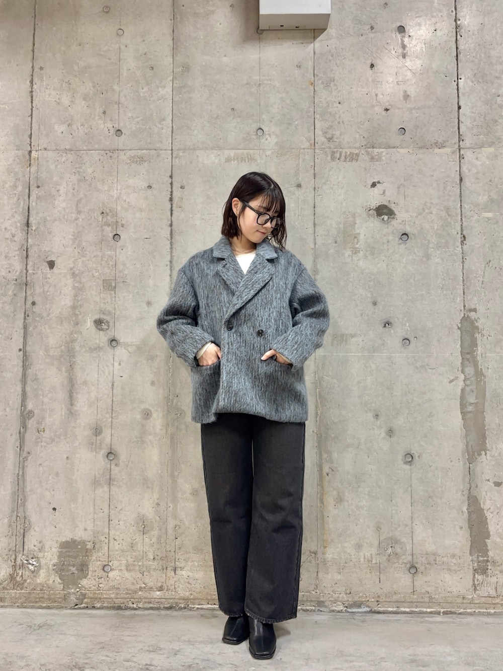 ブルー系のその他アウター、ホワイト系のTシャツ/カットソー、ブラック系のデニムパンツを着用したレディースの冬コーディネートの3枚目の写真