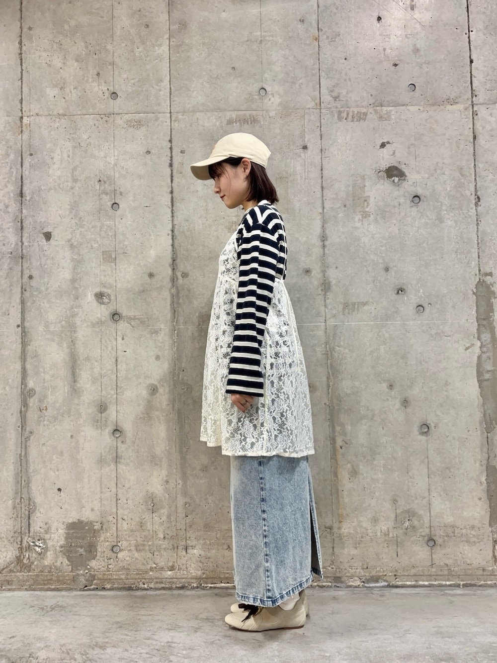 ブルー系のTシャツ/カットソー、ホワイト系のキャミソール、ブルー系のスカートを着用したレディースの冬コーディネートの3枚目の写真