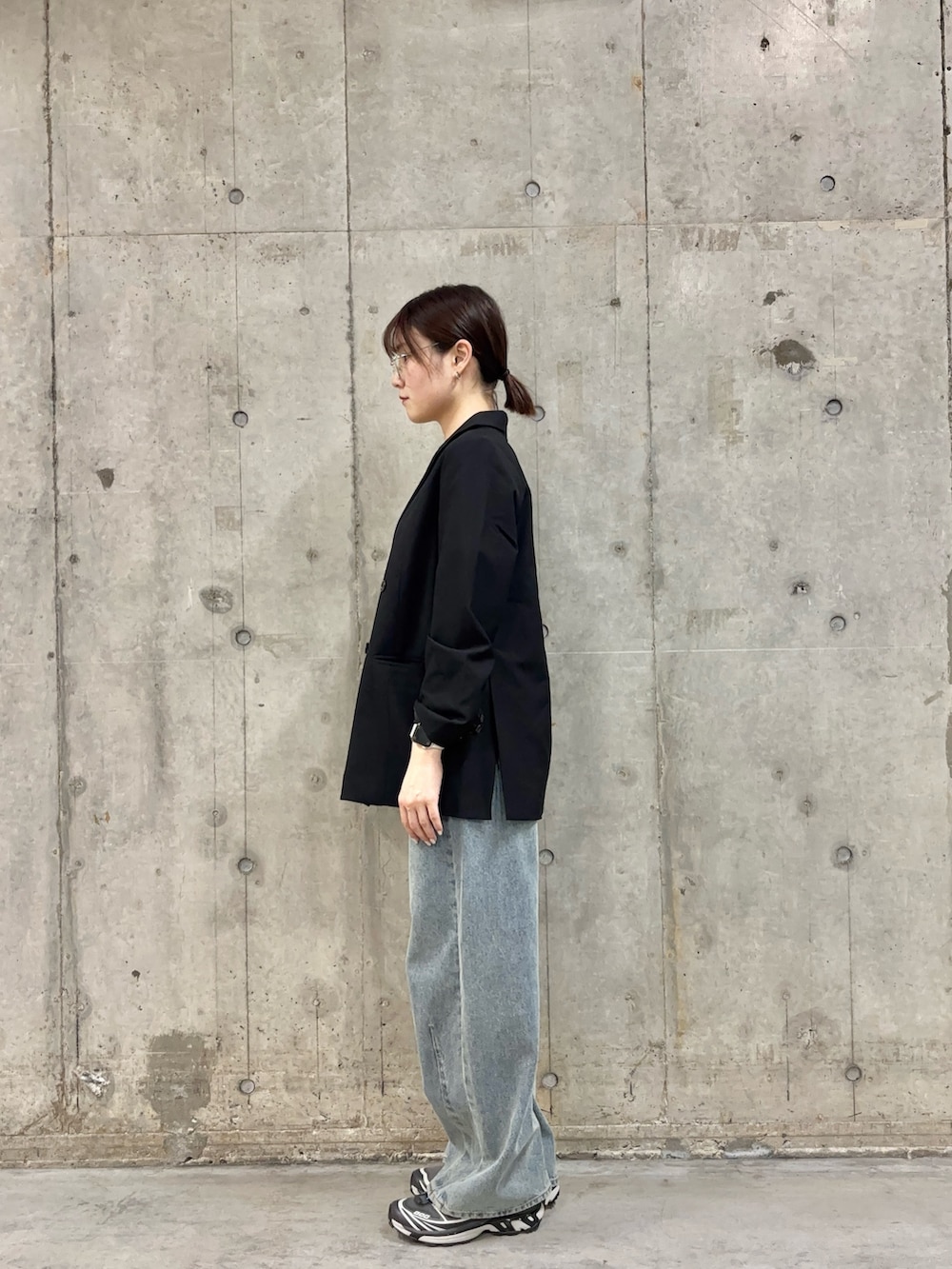 ブラック系のテーラードジャケット、その他のTシャツ/カットソー、ブルー系のデニムパンツを着用したレディースの春コーディネートの3枚目の写真