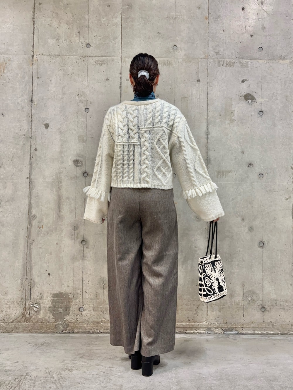 ホワイト系のカーディガン/ボレロ、ブルー系のTシャツ/カットソー、ブラウン系のその他パンツを着用したレディースの冬コーディネートの4枚目の写真