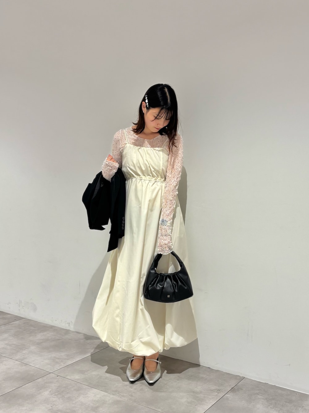 ホワイト系のワンピース、ブラック系のその他アウター、ホワイト系のTシャツ/カットソーを着用したレディースの秋コーディネートの3枚目の写真