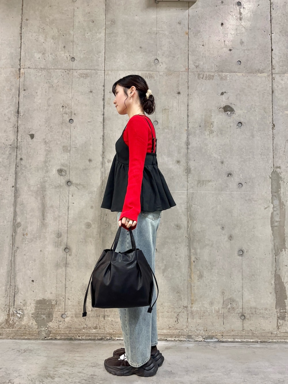 ブラック系のその他トップス、ブラック系のショルダーバッグ、レッド系のニット/セーターを着用したレディースの秋コーディネートの3枚目の写真
