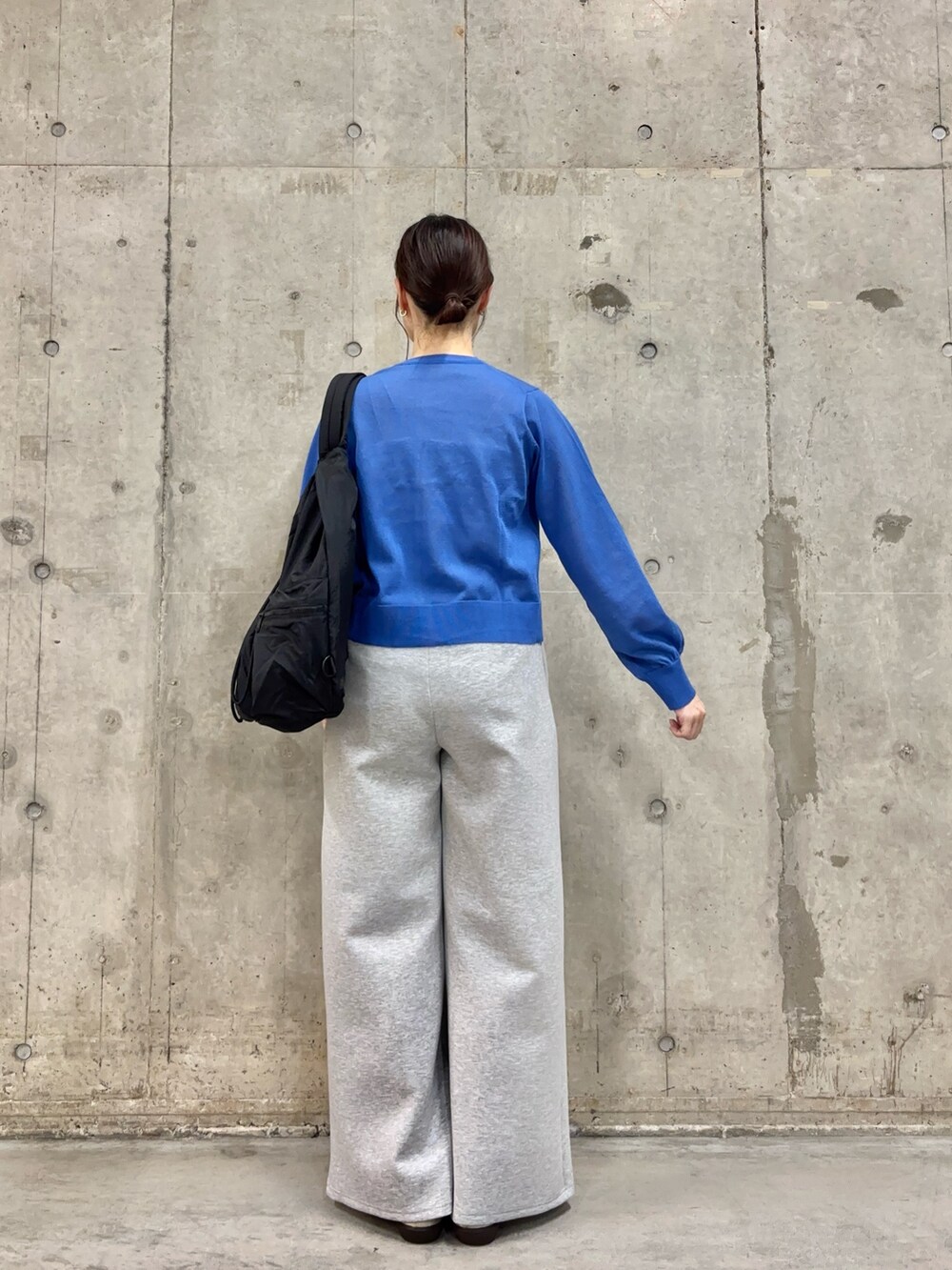 ブルー系のカーディガン/ボレロ、ホワイト系のスニーカー、ブラック系のバックパック/リュックを着用したレディースの春コーディネートの4枚目の写真