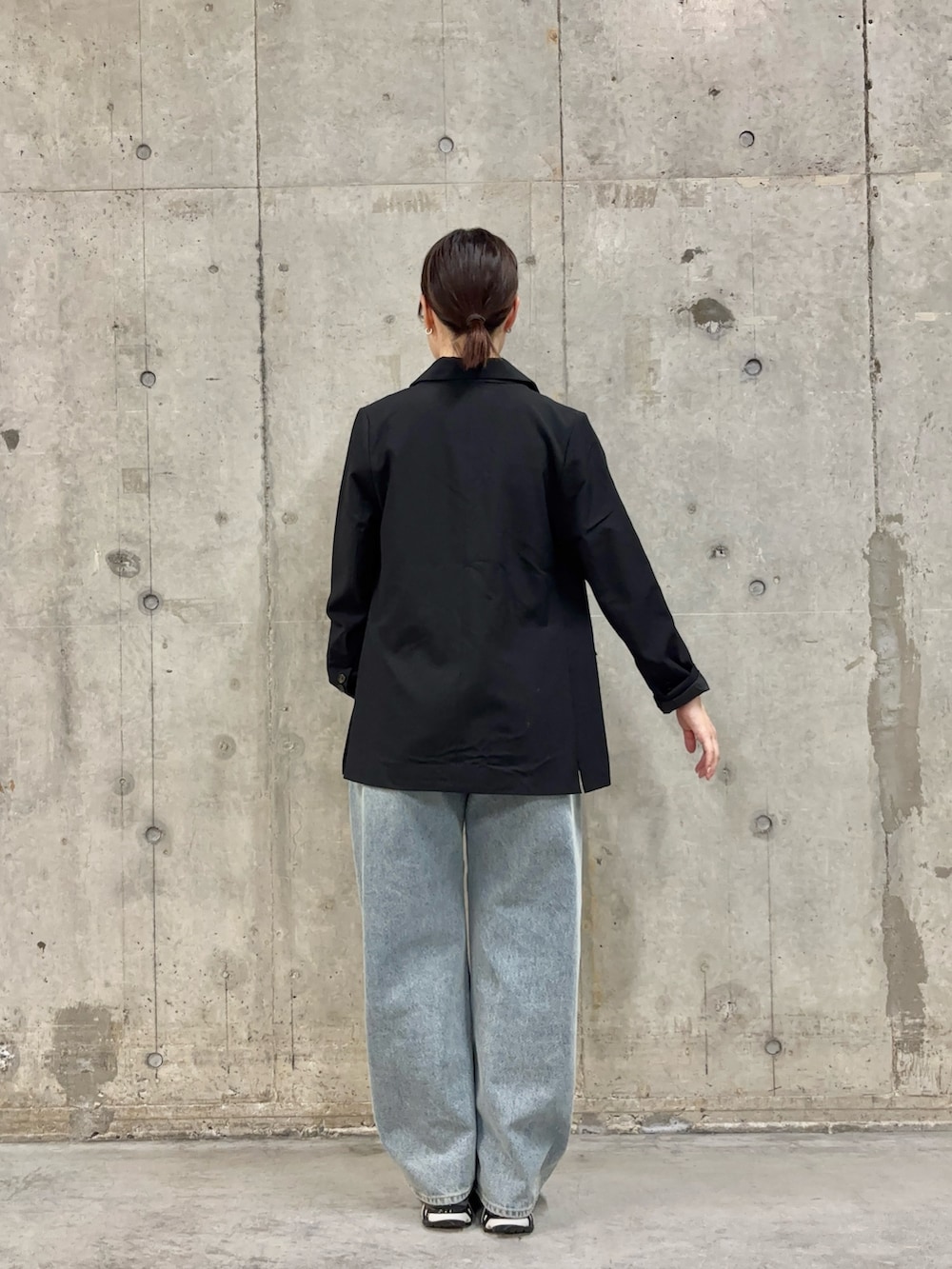 ブラック系のテーラードジャケット、その他のTシャツ/カットソー、ブルー系のデニムパンツを着用したレディースの春コーディネートの4枚目の写真