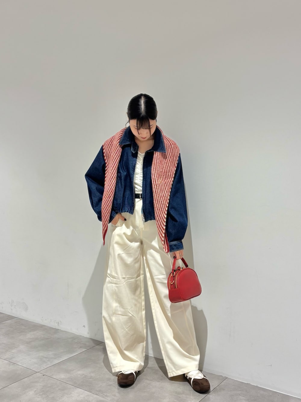 ブラウン系のスニーカー、ホワイト系のその他パンツ、レッド系のショルダーバッグを着用したレディースの秋コーディネートの2枚目の写真