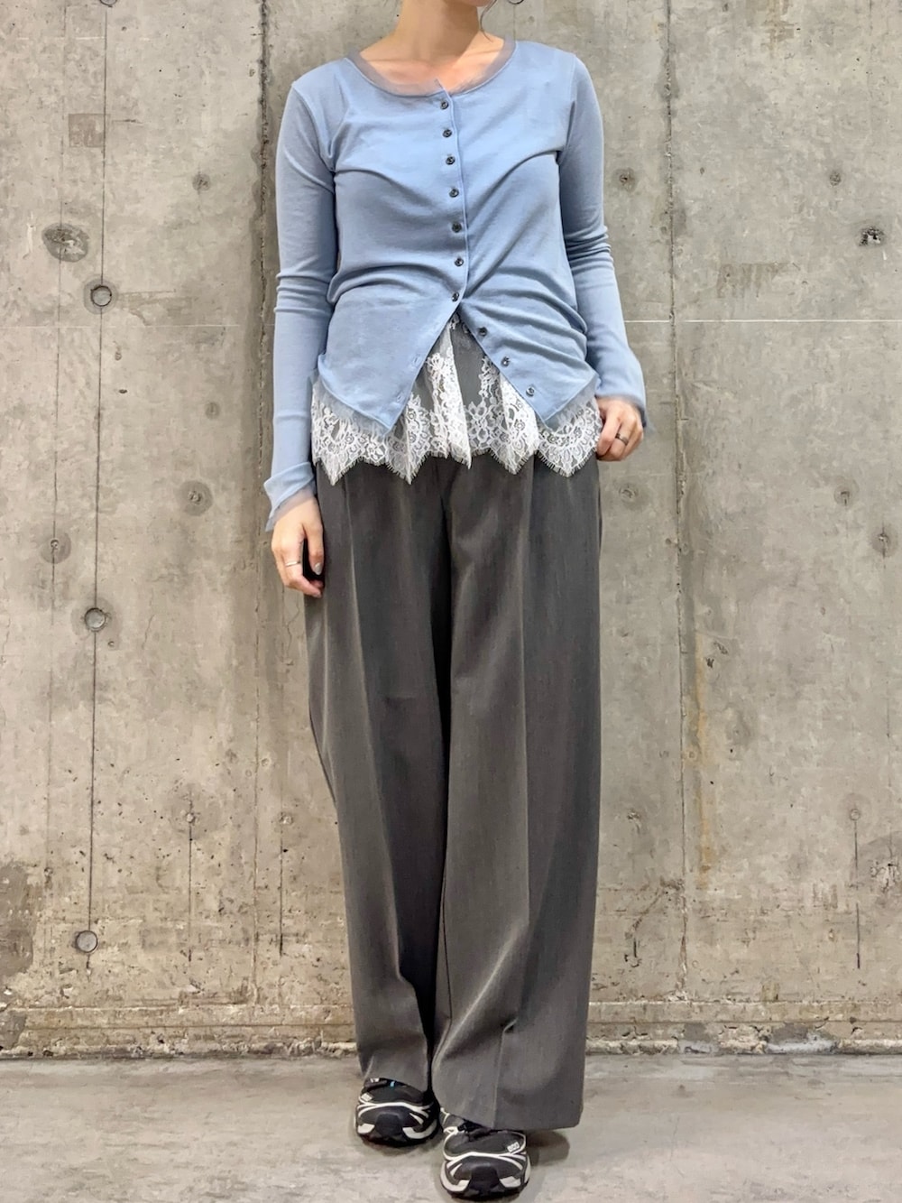 ホワイト系のキャミソール、ブルー系のカーディガン/ボレロ、グレー系のその他パンツを着用したレディースの春コーディネートの2枚目の写真