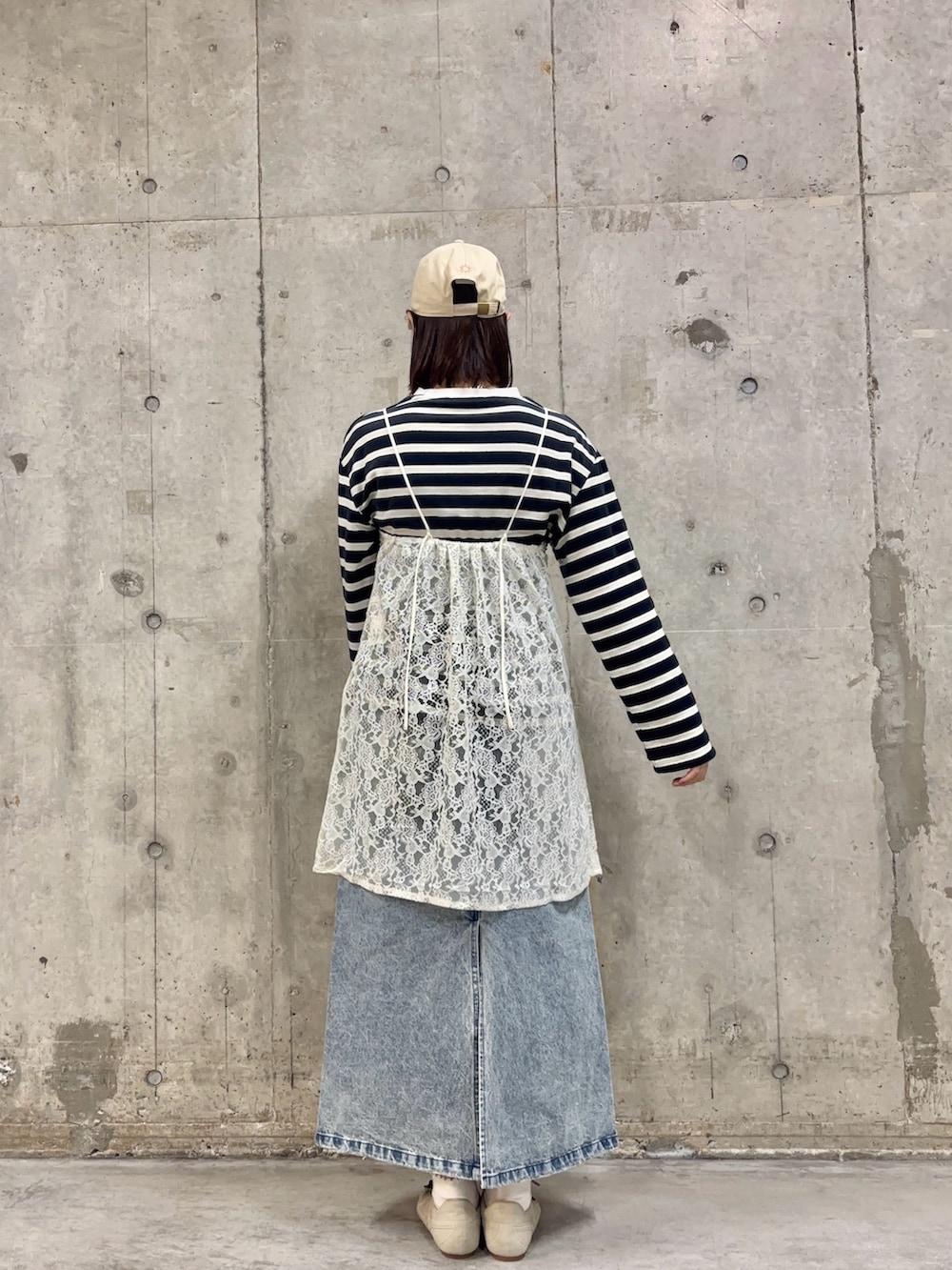 ブルー系のTシャツ/カットソー、ホワイト系のキャミソール、ブルー系のスカートを着用したレディースの冬コーディネートの4枚目の写真