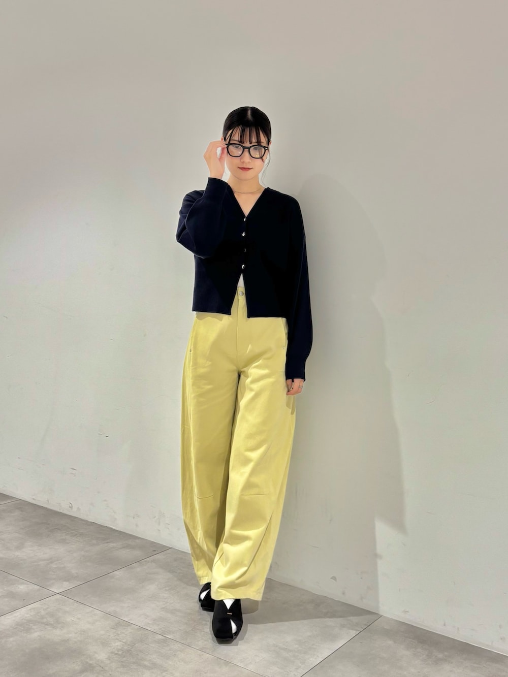 イエロー系のその他パンツ、ブルー系のカーディガン/ボレロ、ブラック系のパンプスを着用したレディースの秋コーディネートの2枚目の写真