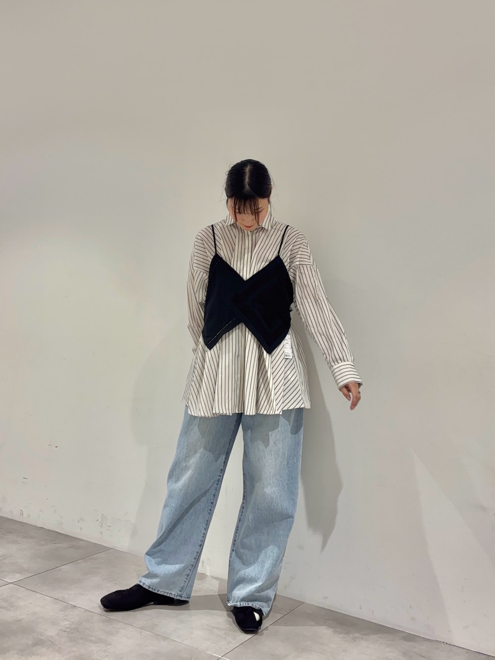 ブラック系のシャツ/ブラウス、ホワイト系のチュニック、ブルー系のデニムパンツを着用したレディースの夏コーディネートの2枚目の写真