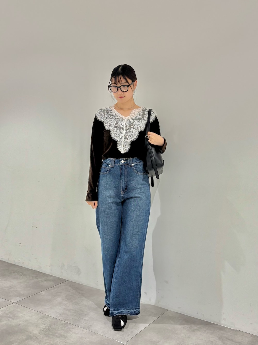 ブラウン系のその他トップス、ブルー系のデニムパンツ、ブラック系のショルダーバッグを着用したレディースの秋コーディネートの2枚目の写真