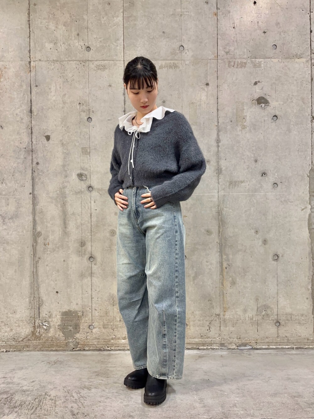 ブルー系のデニムパンツ、グレー系のカーディガン/ボレロ、ホワイト系のシャツ/ブラウスを着用したレディースの秋コーディネートの2枚目の写真
