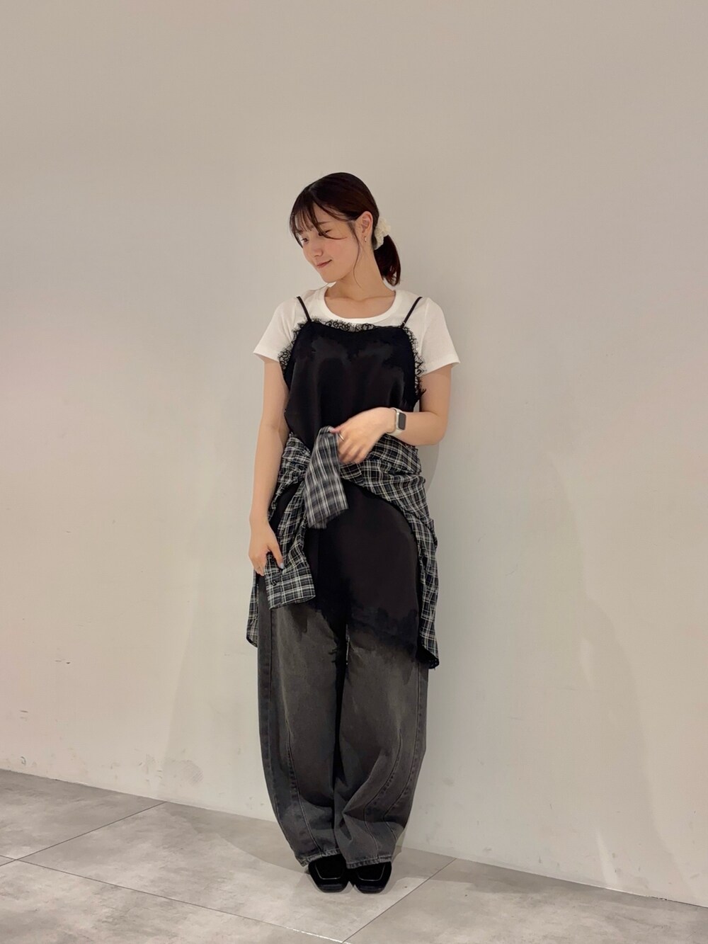ホワイト系のTシャツ/カットソー、ブラック系のキャミソール、ブラック系のシャツ/ブラウスを着用したレディースの夏コーディネートの2枚目の写真