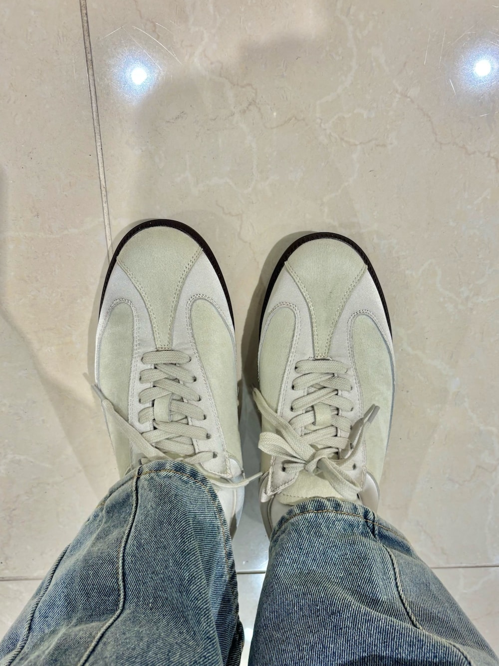 ベージュ系のテーラードジャケット、ブルー系のTシャツ/カットソー、ブルー系のデニムパンツを着用したレディースの冬コーディネートの4枚目の写真