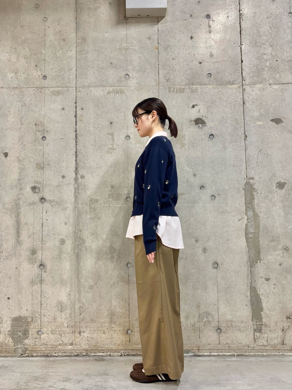 ベージュ系のその他パンツ、ピンク系のシャツ/ブラウス、ブルー系のカーディガン/ボレロを着用したレディースの冬コーディネートの2枚目の写真