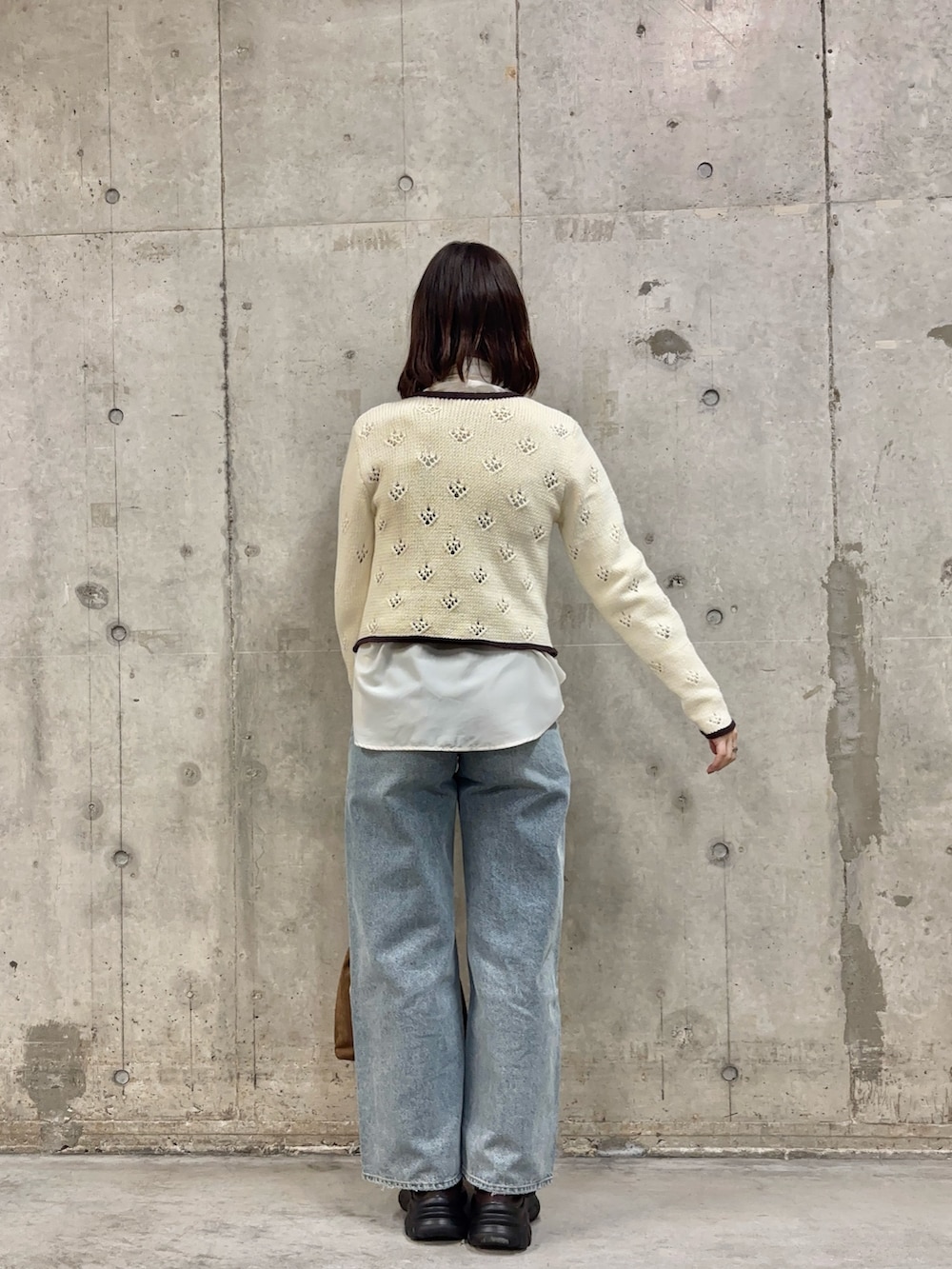 ブルー系のデニムパンツ、ホワイト系のシャツ/ブラウス、ホワイト系のカーディガン/ボレロを着用したレディースの冬コーディネートの4枚目の写真