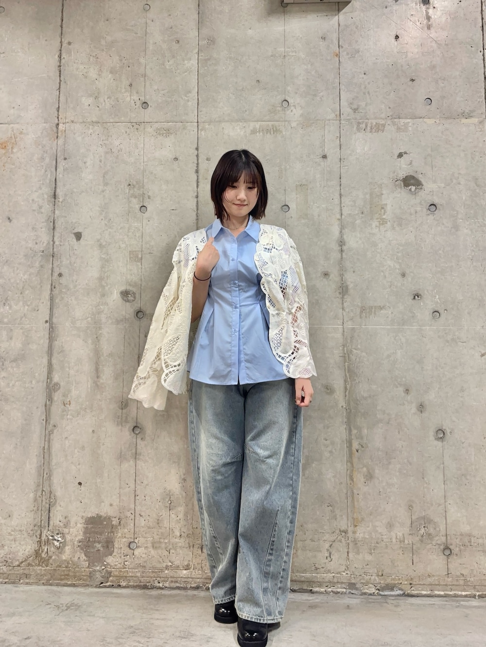 ホワイト系のノーカラージャケット、ブルー系のシャツ/ブラウス、ブラック系のサンダルを着用したレディースの春コーディネートの3枚目の写真