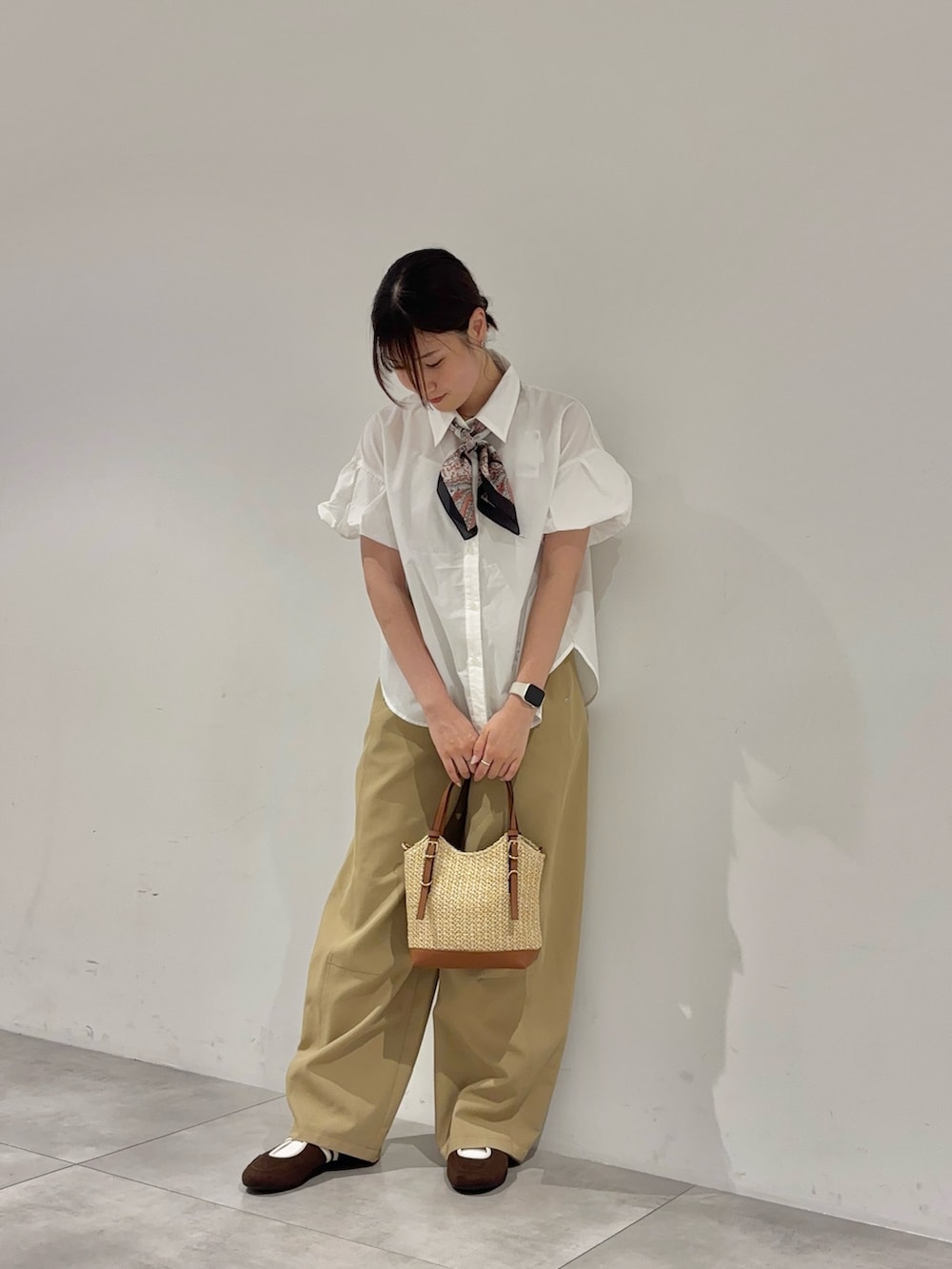 ブラウン系のバレエシューズ、ベージュ系のその他パンツ、イエロー系のショルダーバッグを着用したレディースの夏コーディネートの2枚目の写真