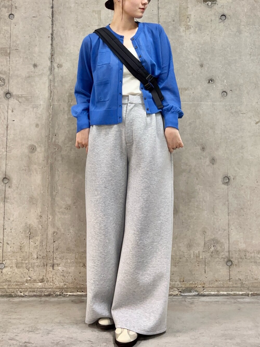 ブルー系のカーディガン/ボレロ、ホワイト系のスニーカー、ブラック系のバックパック/リュックを着用したレディースの春コーディネートの2枚目の写真