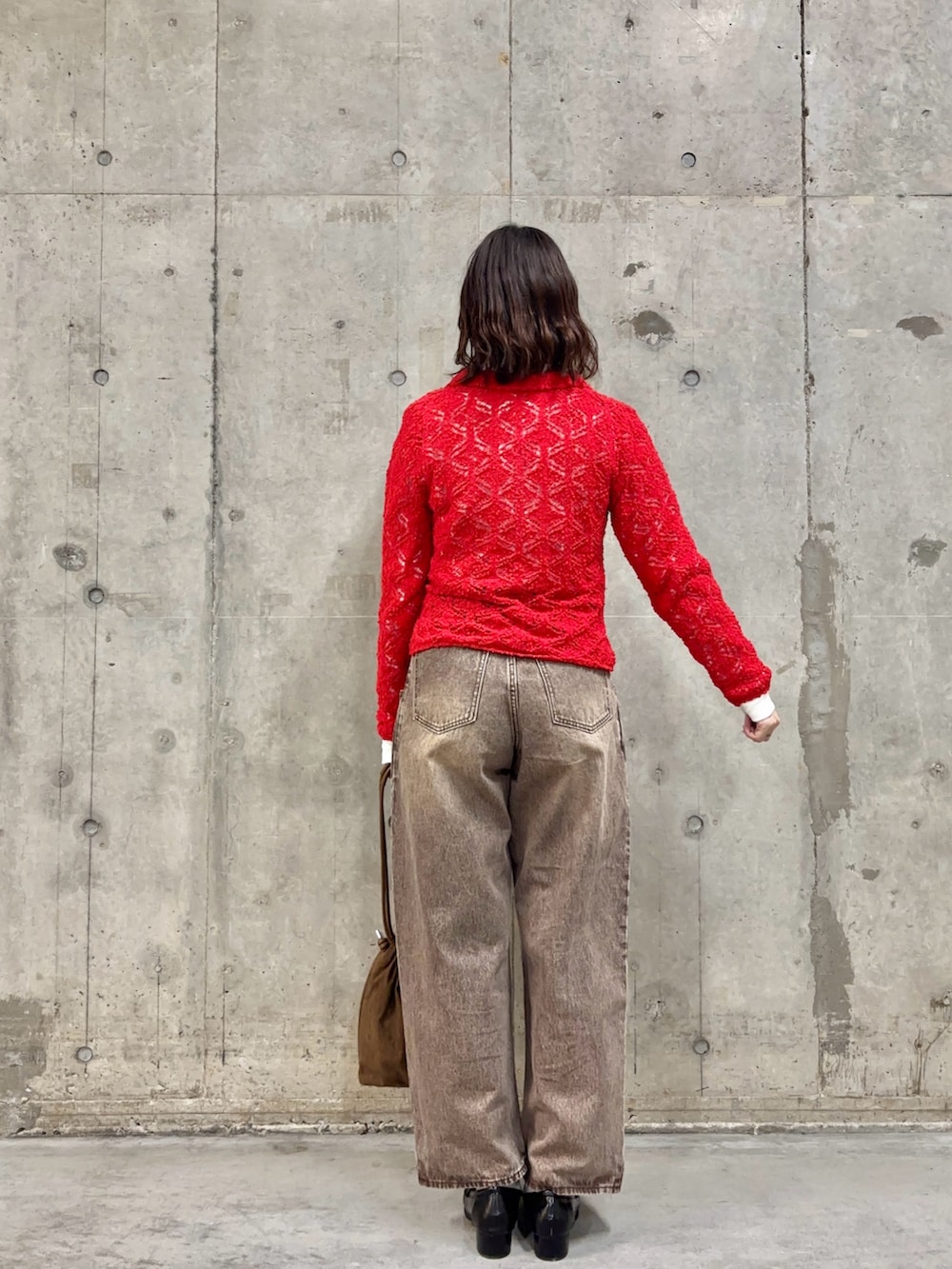その他のTシャツ/カットソー、レッド系のニット/セーター、ブラウン系のローファーを着用したレディースの春コーディネートの4枚目の写真