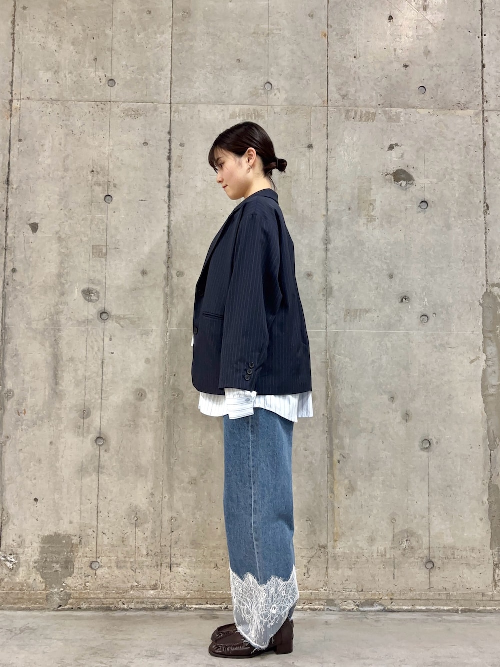 ブルー系のその他アウター、グレー系のTシャツ/カットソー、ブルー系のデニムパンツを着用したレディースの冬コーディネートの3枚目の写真