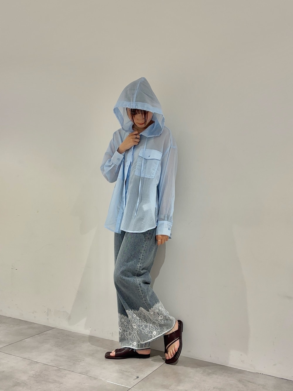 ブルー系のデニムパンツ、ブルー系のシャツ/ブラウス、グレー系のタンクトップを着用したレディースの夏コーディネートの2枚目の写真
