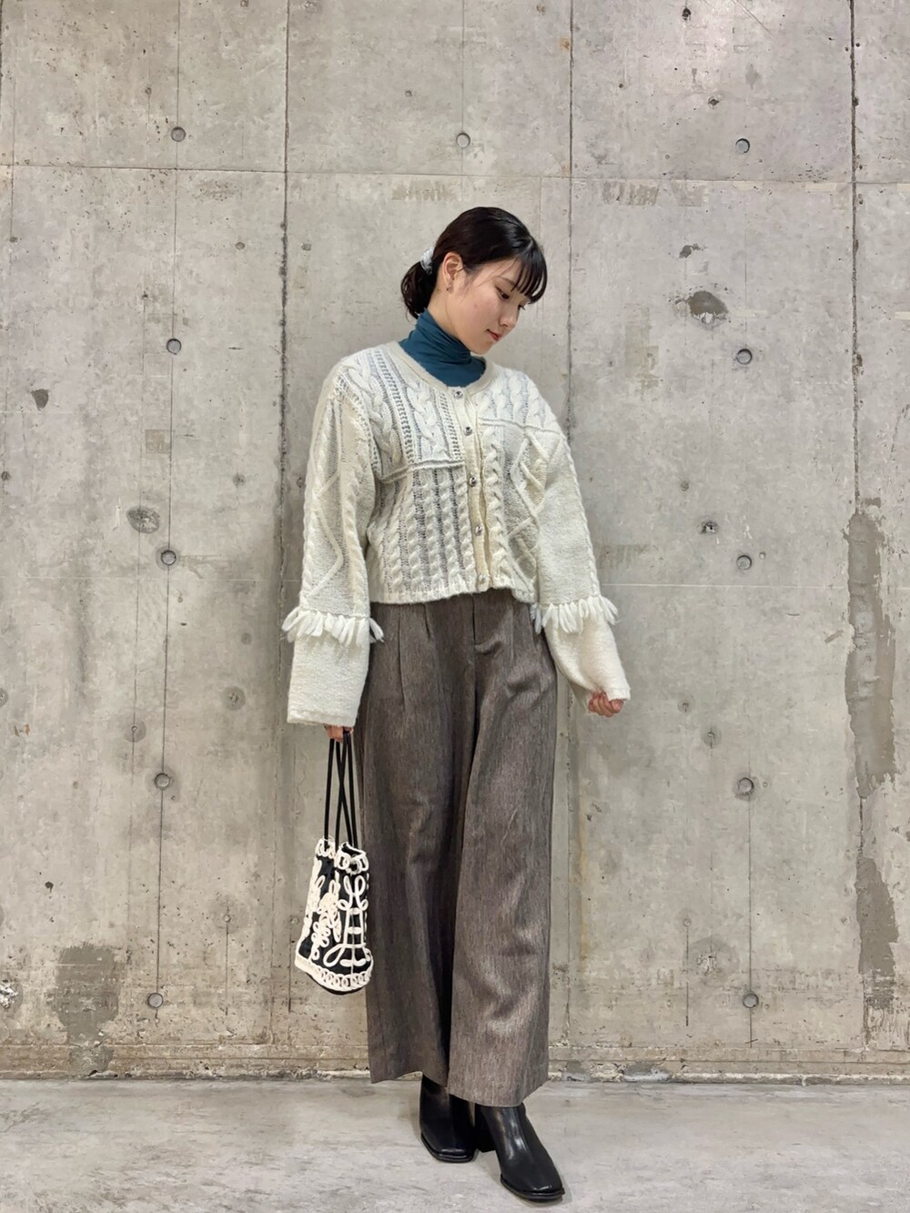 ホワイト系のカーディガン/ボレロ、ブルー系のTシャツ/カットソー、ブラウン系のその他パンツを着用したレディースの冬コーディネートの2枚目の写真