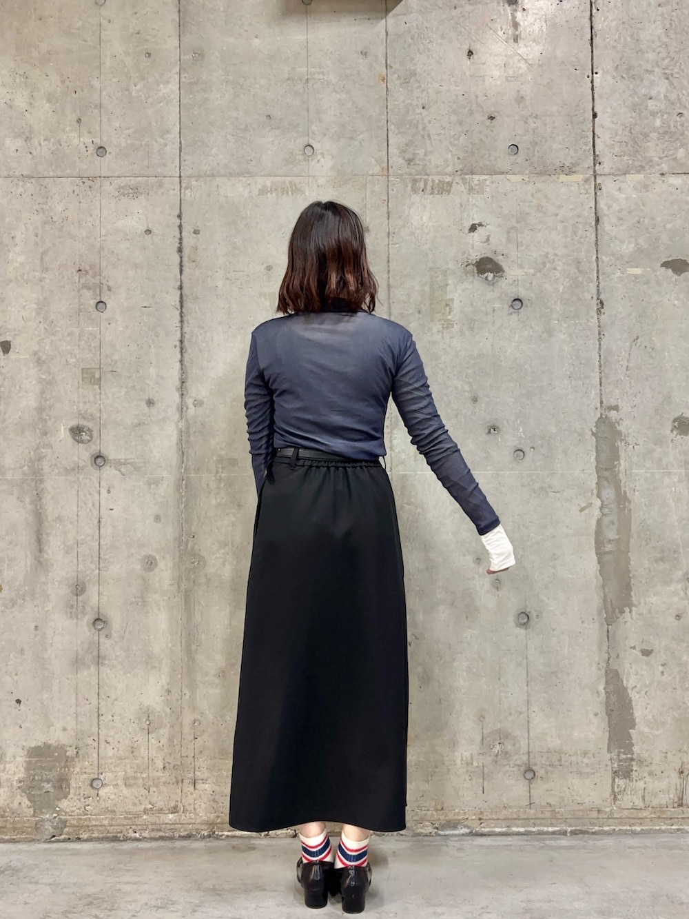 ブルー系のその他トップス、ブラウン系のローファー、ブラック系のスカートを着用したレディースの春コーディネートの4枚目の写真