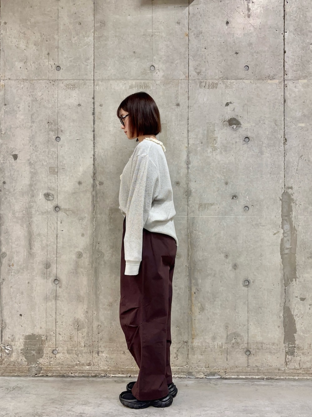 ブラウン系のその他パンツ、ベージュ系のTシャツ/カットソー、ブラック系のスニーカーを着用したレディースの春コーディネートの3枚目の写真