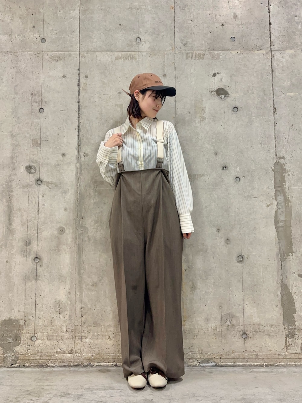 ホワイト系のシャツ/ブラウス、ブラウン系のその他パンツ、ベージュ系のスニーカーを着用したレディースの冬コーディネートの2枚目の写真