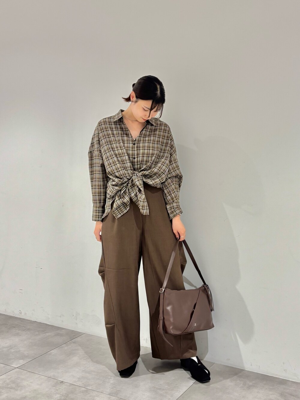 ブラウン系のその他パンツ、ブラウン系のシャツ/ブラウス、ブラック系のパンプスを着用したレディースの秋コーディネートの2枚目の写真