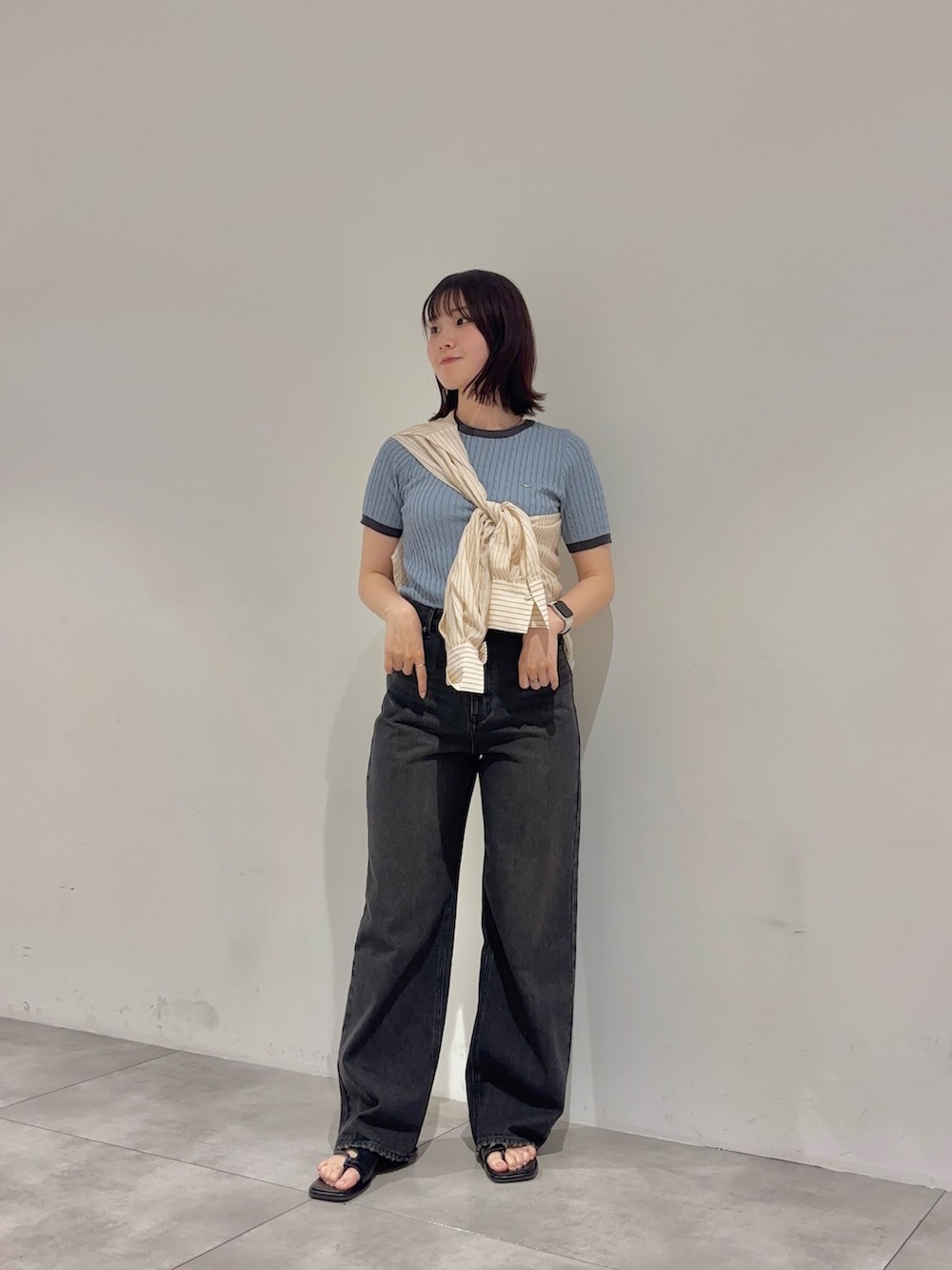 ブルー系のニット/セーター、ベージュ系のシャツ/ブラウス、ブラック系のその他パンツを着用したレディースの夏コーディネートの2枚目の写真