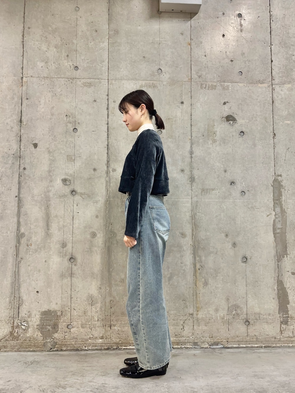 ブルー系のデニムパンツ、ホワイト系のTシャツ/カットソー、ブルー系のワンピースを着用したレディースの冬コーディネートの2枚目の写真