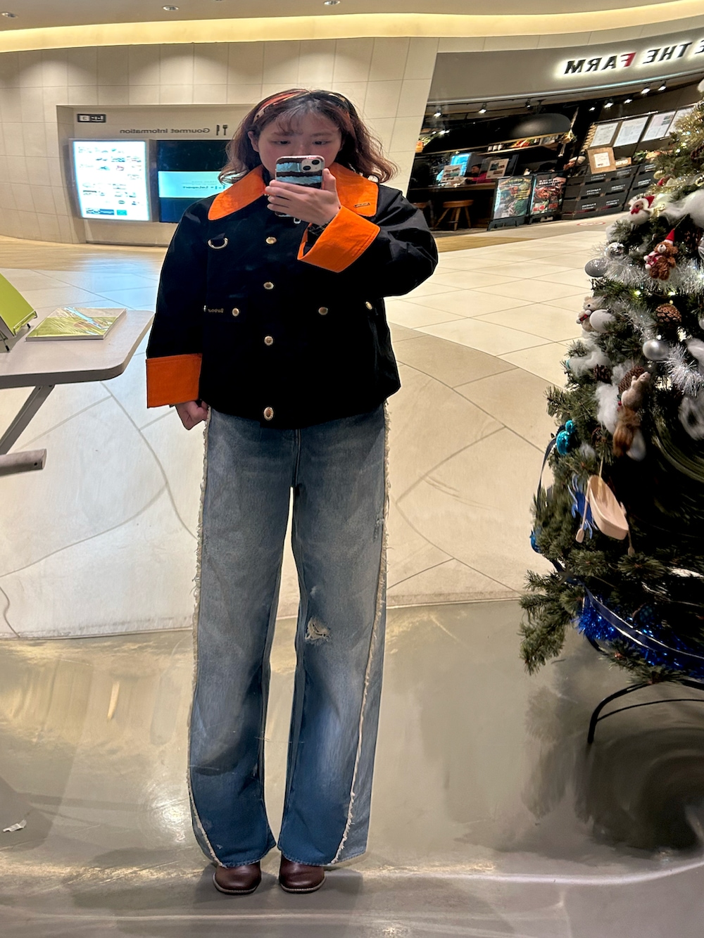 ブラウン系のシャツ/ブラウス、ブルー系のデニムパンツ、ブラウン系のブーツを着用したレディースの秋コーディネートの2枚目の写真