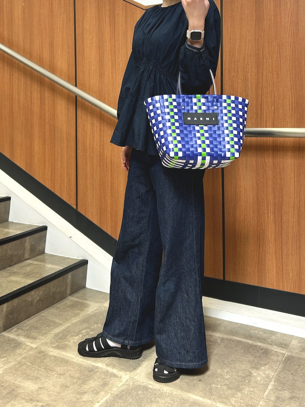 ブルー系のシャツ/ブラウス、ブルー系のかごバッグ、その他のデニムパンツを着用したレディースの春コーディネートの2枚目の写真