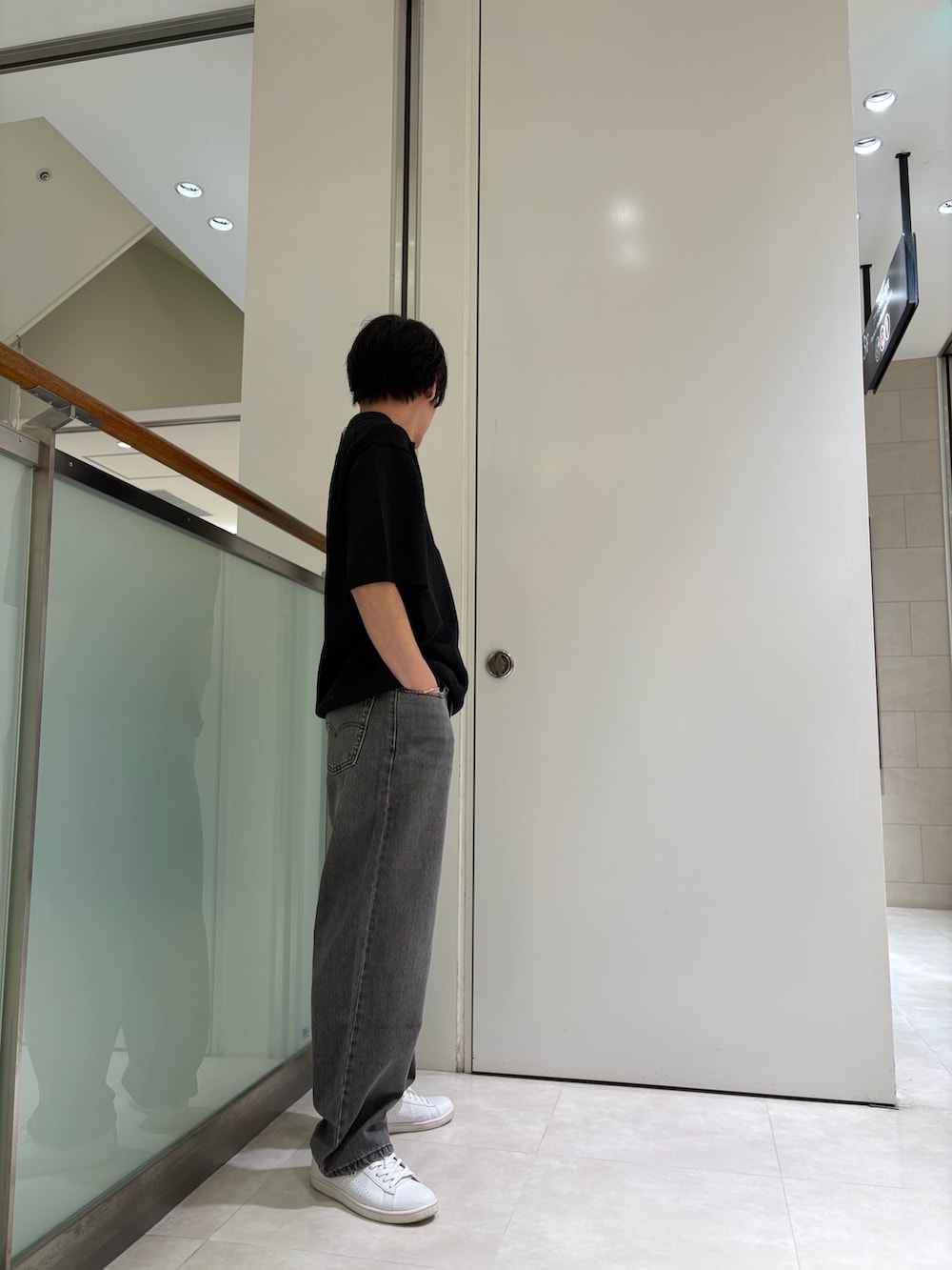 ブラック系のニット/セーター、ブラック系のデニムパンツを着用したメンズの夏コーディネートの2枚目の写真