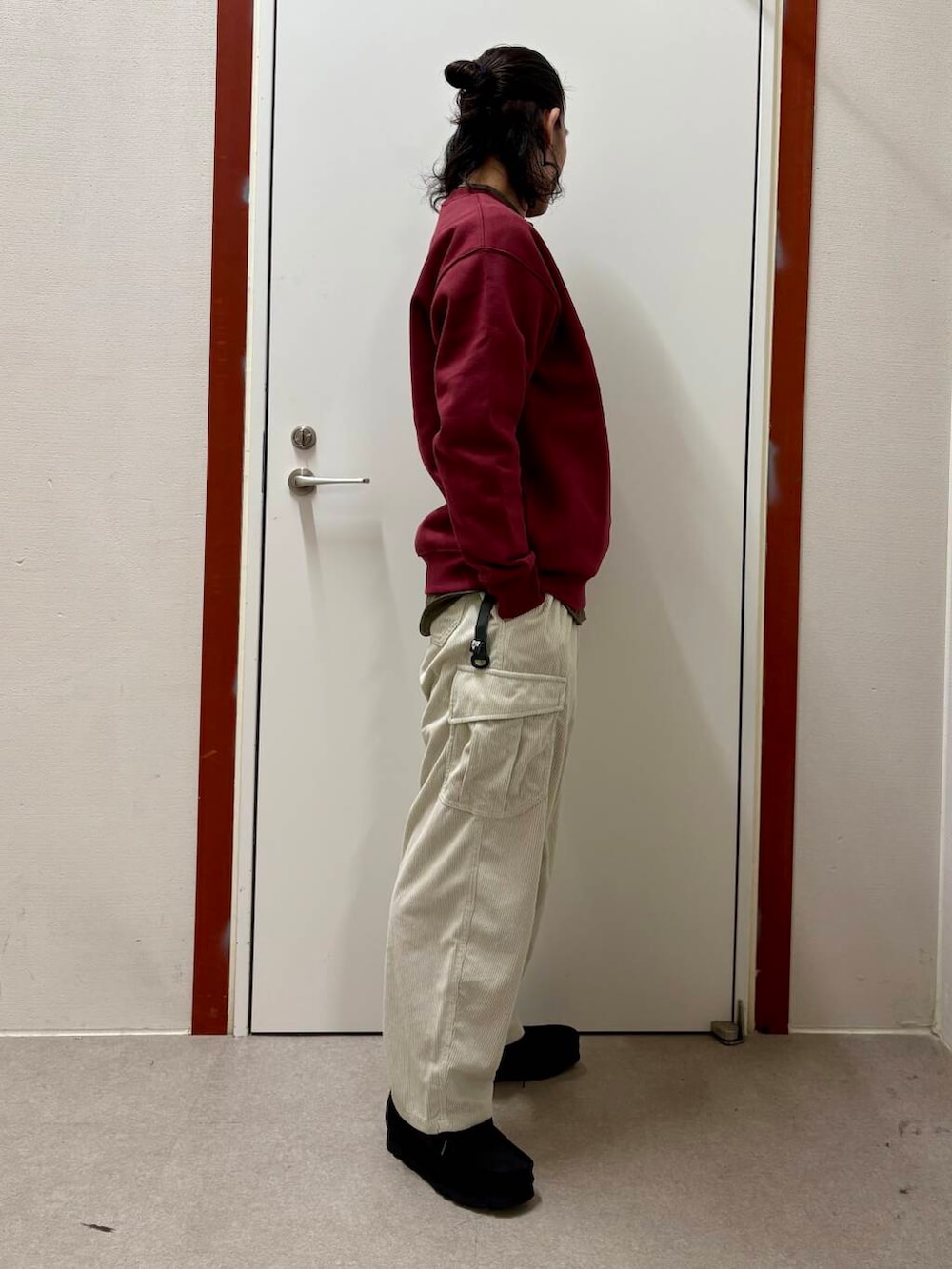 ブラック系のブーツ、ホワイト系のその他パンツ、グリーン系のシャツ/ブラウスを着用したメンズの冬コーディネートの3枚目の写真