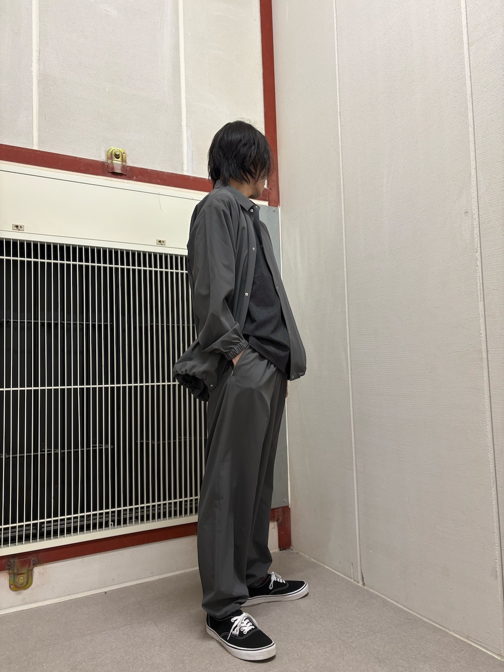 グレー系のシャツ/ブラウス、グレー系のその他パンツ、ブラック系のTシャツ/カットソーを着用したメンズの春コーディネートの2枚目の写真