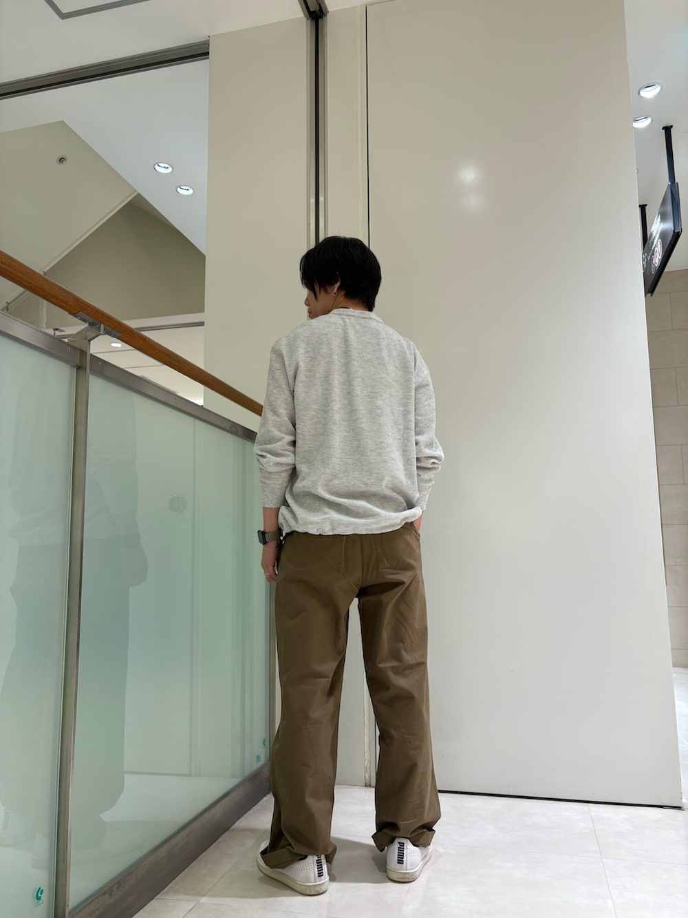 グレー系のTシャツ/カットソー、ベージュ系のその他パンツを着用したメンズの夏コーディネートの3枚目の写真
