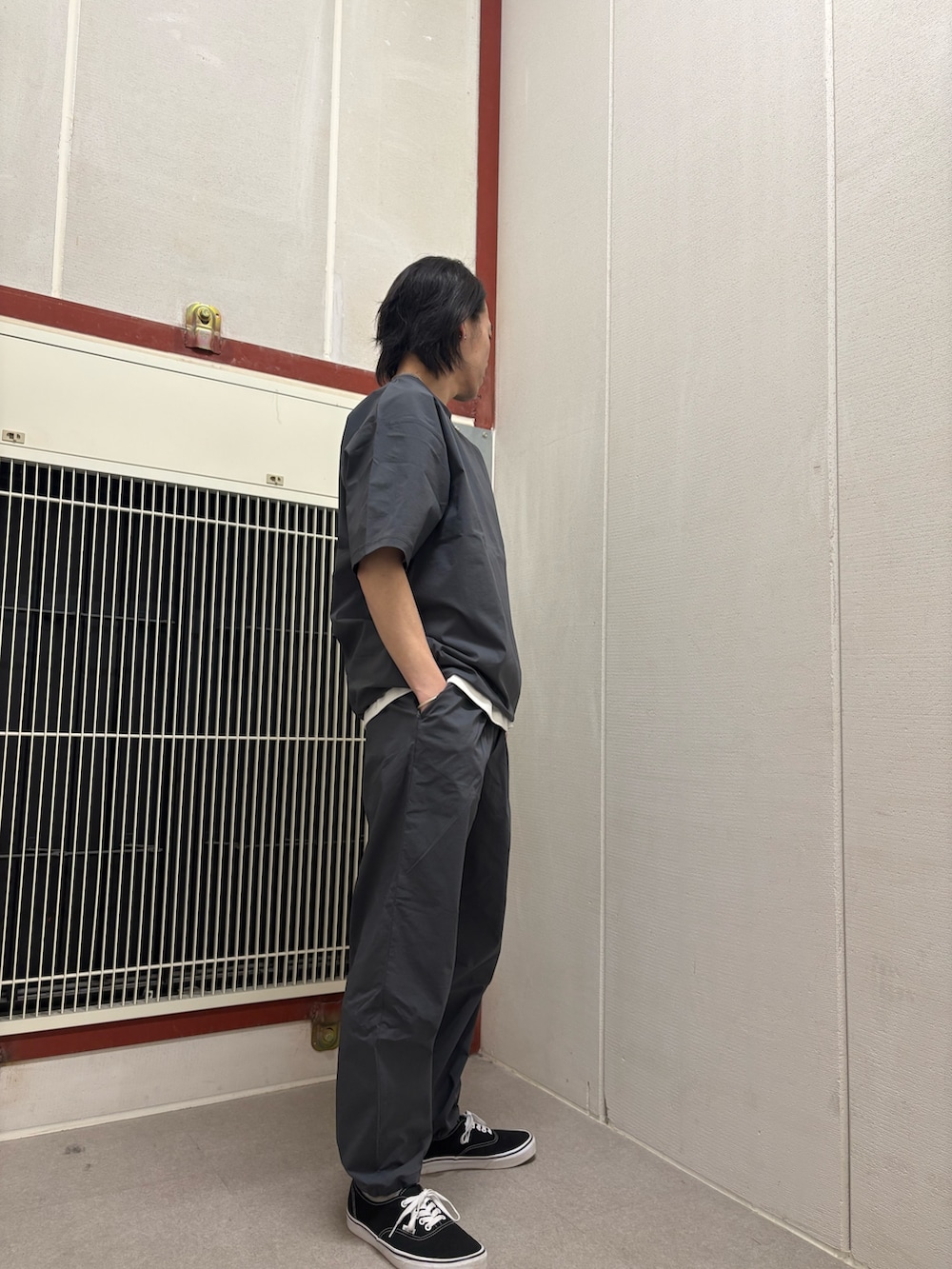 グレー系のトップス、グレー系のパンツを着用したメンズの春コーディネートの2枚目の写真