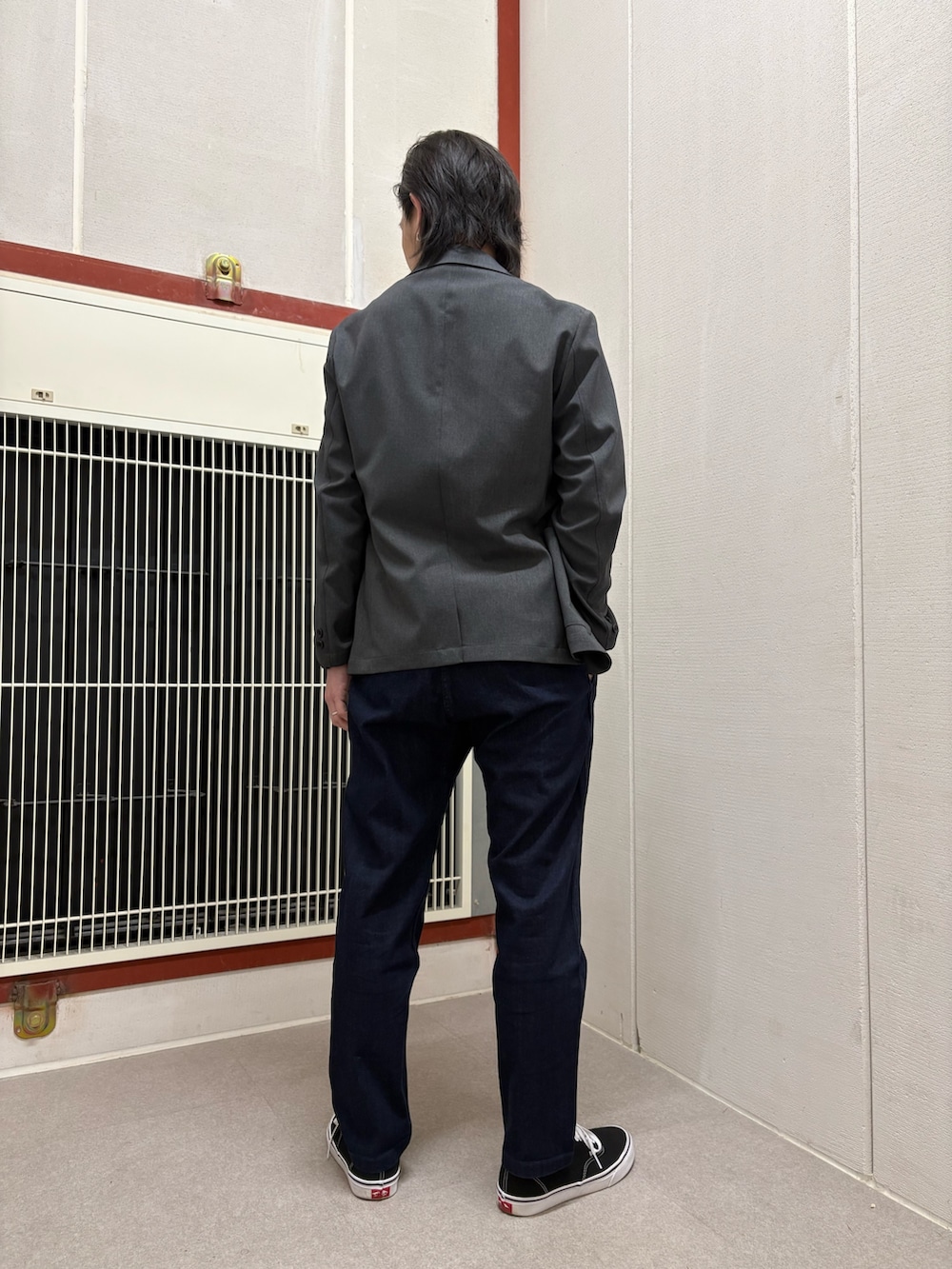 グレー系のその他アウター、グレー系のシャツ/ブラウス、ブルー系のその他パンツを着用したメンズの春コーディネートの3枚目の写真