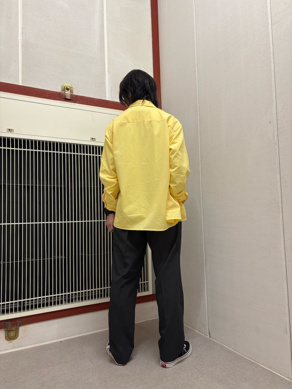 イエロー系のカバーオール、ホワイト系のTシャツ/カットソー、グレー系のその他パンツを着用したメンズの春コーディネートの3枚目の写真