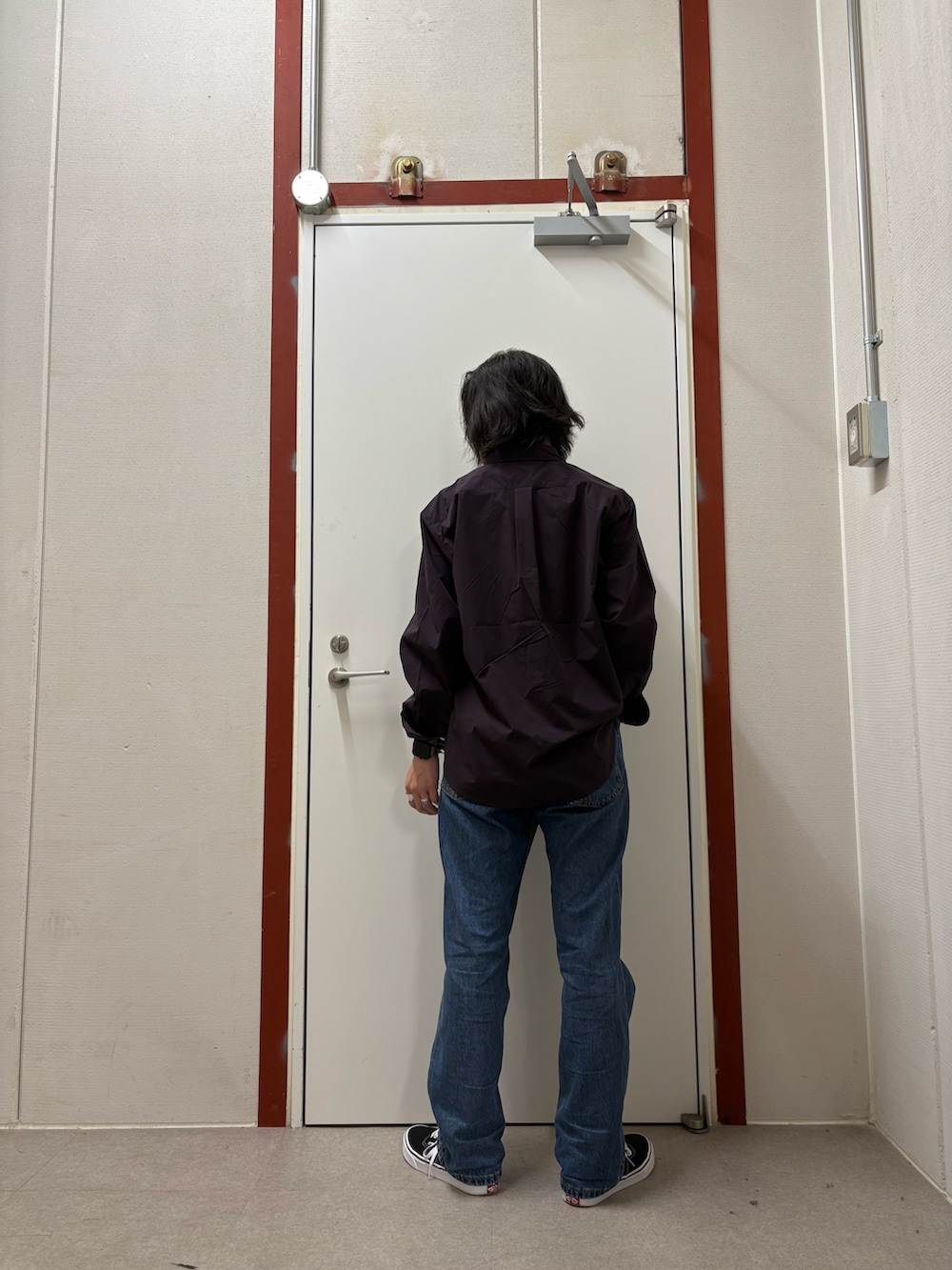 ブラウン系のシャツ/ブラウス、ブルー系のデニムパンツを着用したメンズの秋コーディネートの3枚目の写真