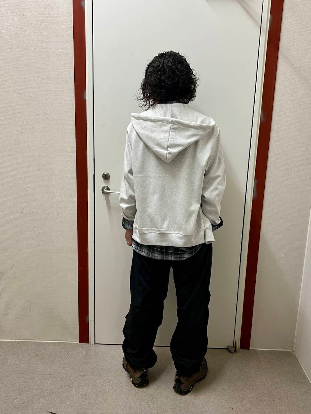 ブラック系のその他パンツ、ブラウン系のスニーカー、ブルー系のシャツ/ブラウスを着用したメンズの秋コーディネートの3枚目の写真