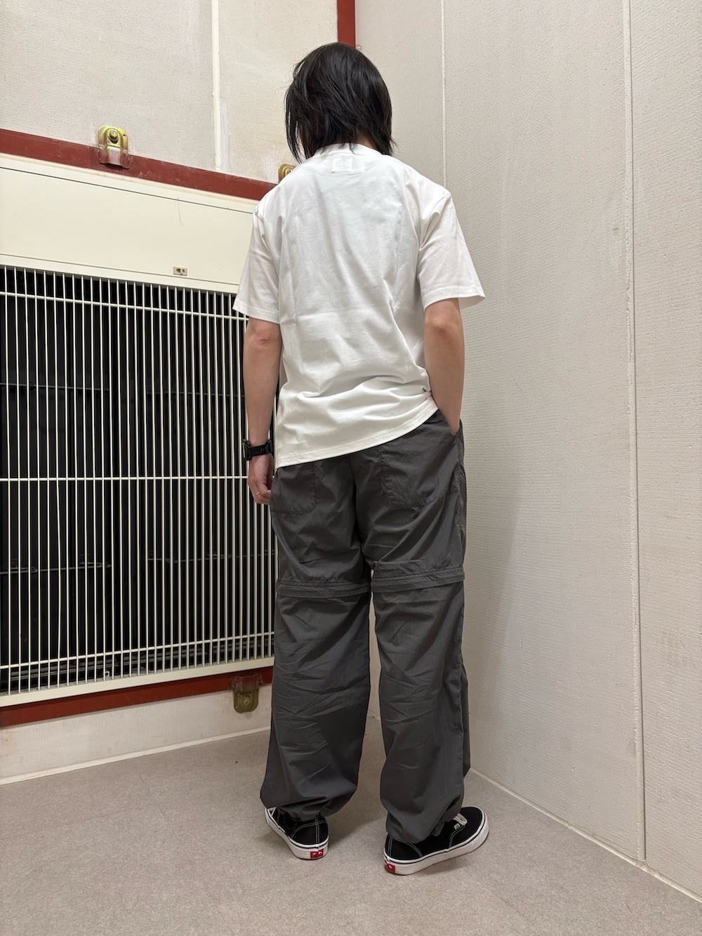 ホワイト系のTシャツ/カットソー、グレー系のパンツを着用したメンズの春コーディネートの3枚目の写真