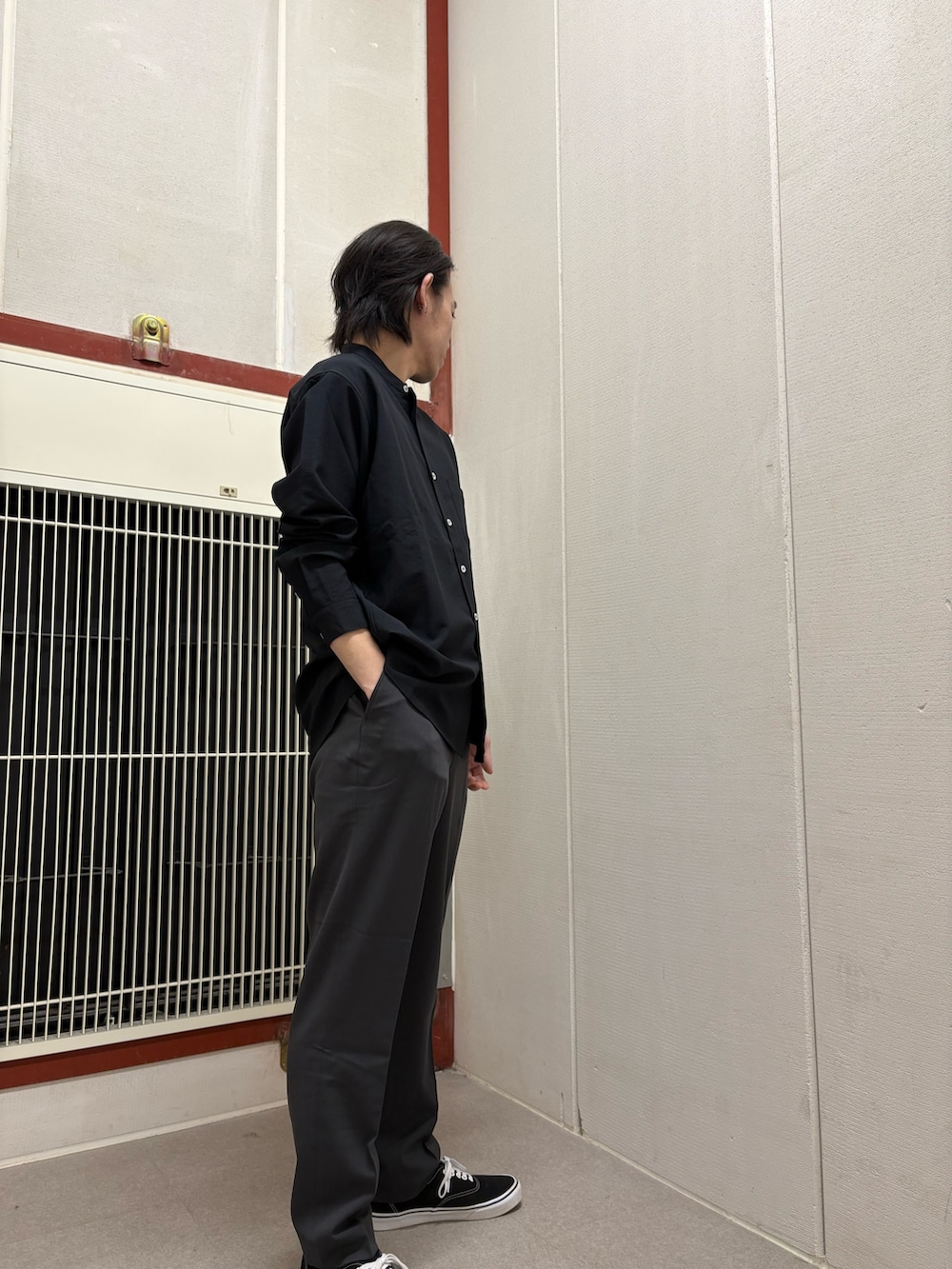 ブルー系のシャツ/ブラウス、グレー系のその他パンツを着用したメンズの春コーディネートの2枚目の写真