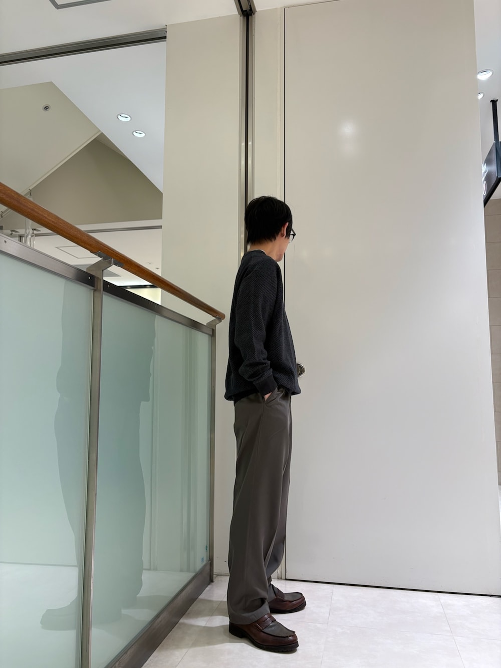 グレー系のニット/セーター、グリーン系のその他パンツを着用したメンズの秋コーディネートの2枚目の写真