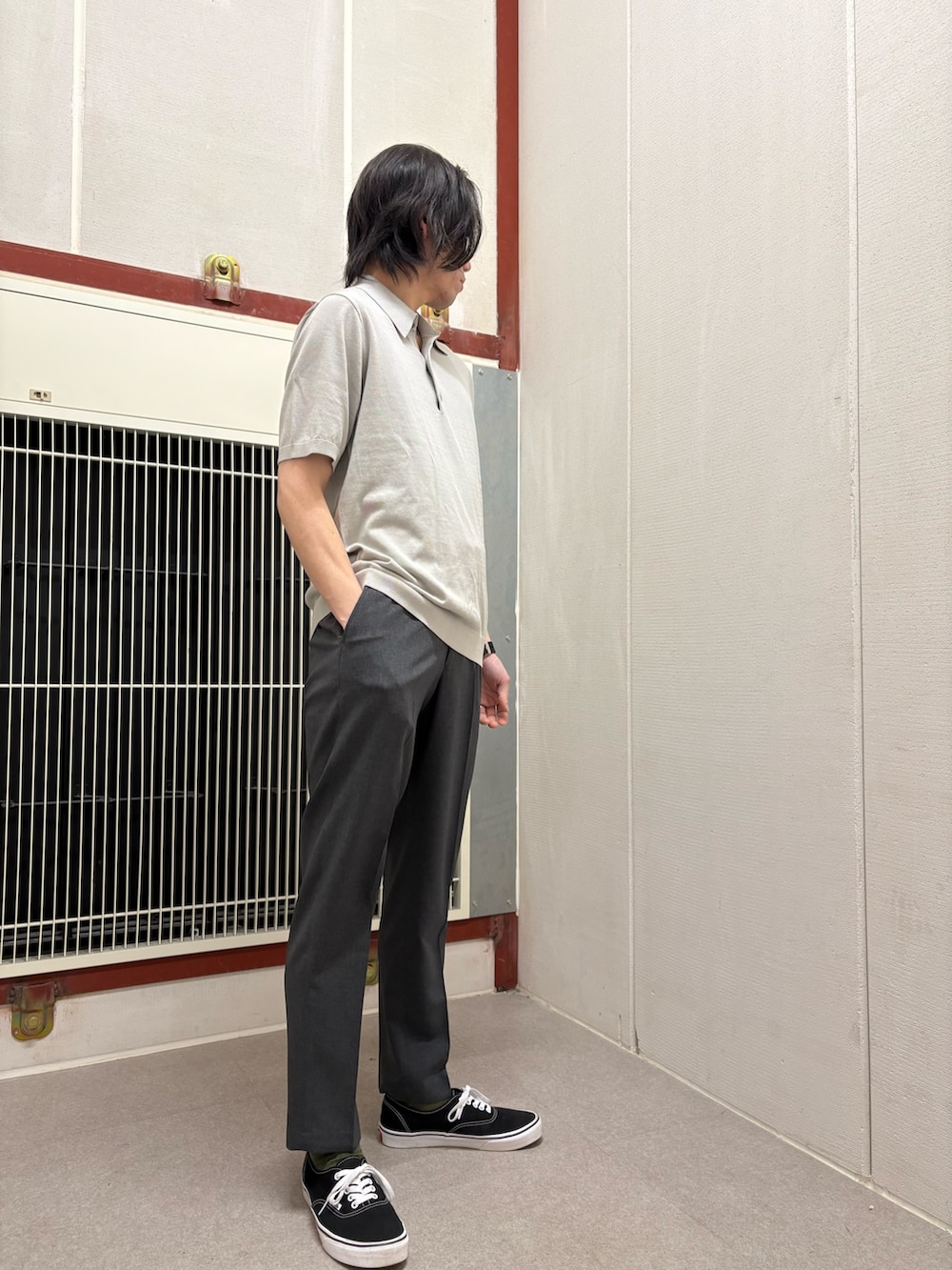 ホワイト系のシャツ/ブラウス、グレー系のスーツパンツを着用したメンズの春コーディネートの2枚目の写真