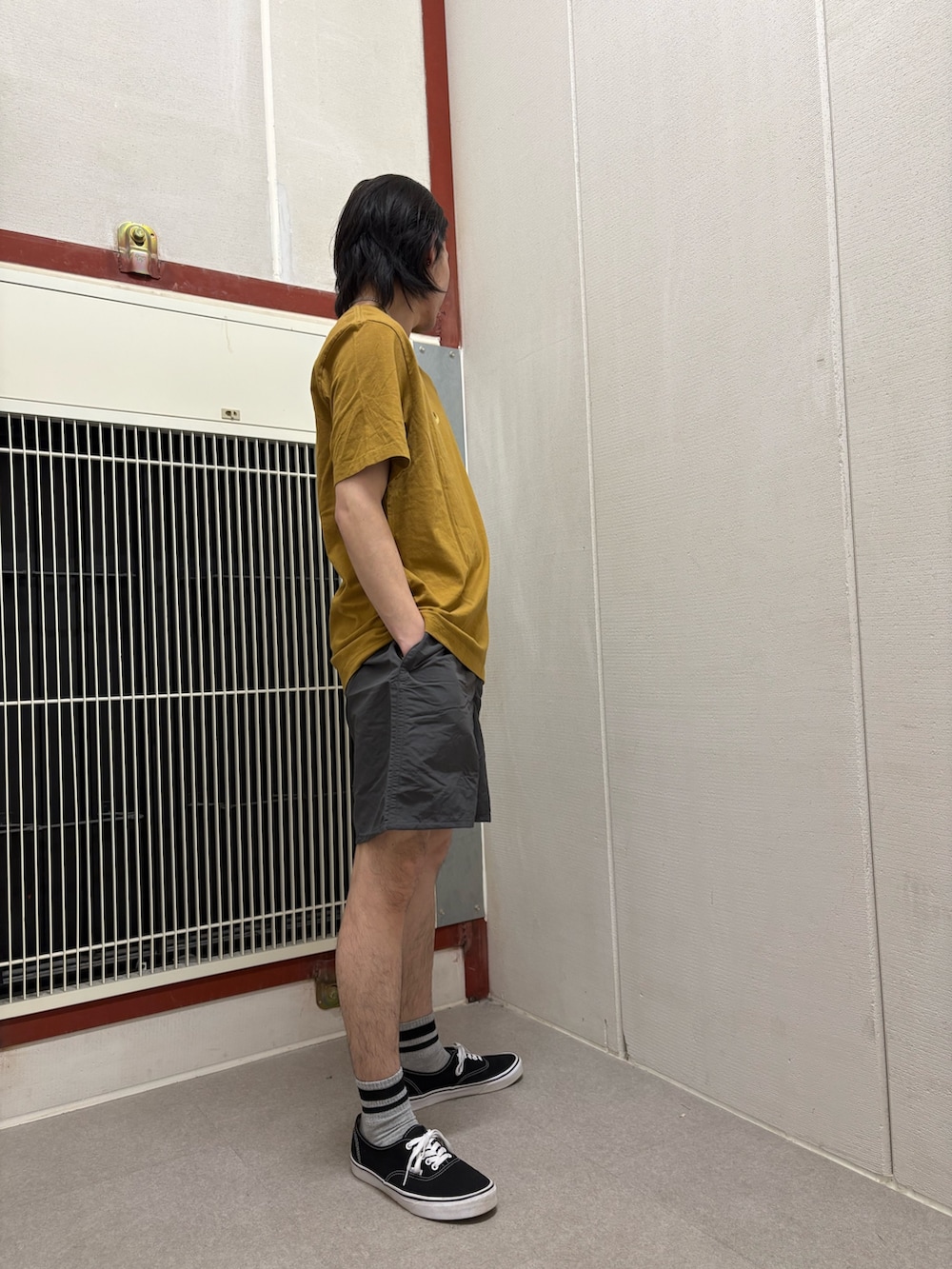 ブラウン系のTシャツ/カットソー、グレー系のその他パンツを着用したメンズの春コーディネートの2枚目の写真